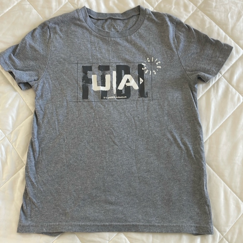 Boys size small under armour tee